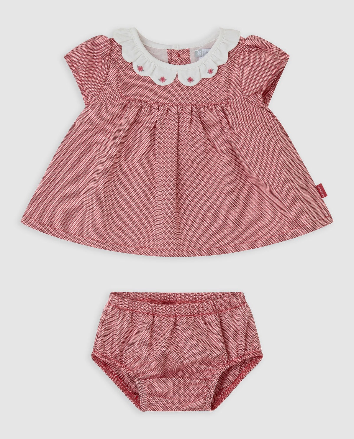 Carmin vestido con calcetines