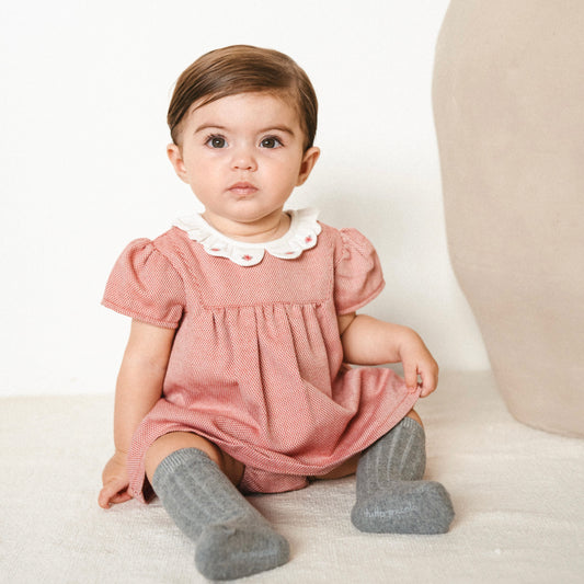 Carmin vestido con calcetines
