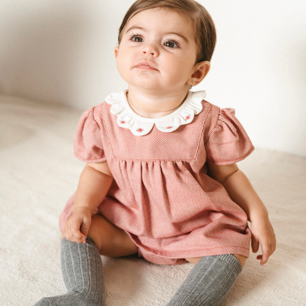 Carmin vestido con calcetines